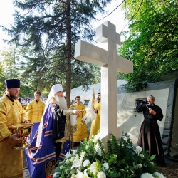 Освящение поклонного креста на Соборной площади