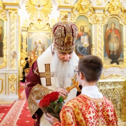 С благодарностью за молитвы и труды: духовенство и прихожане поздравили Митрополита Лонгина с юбилейной датой жизни